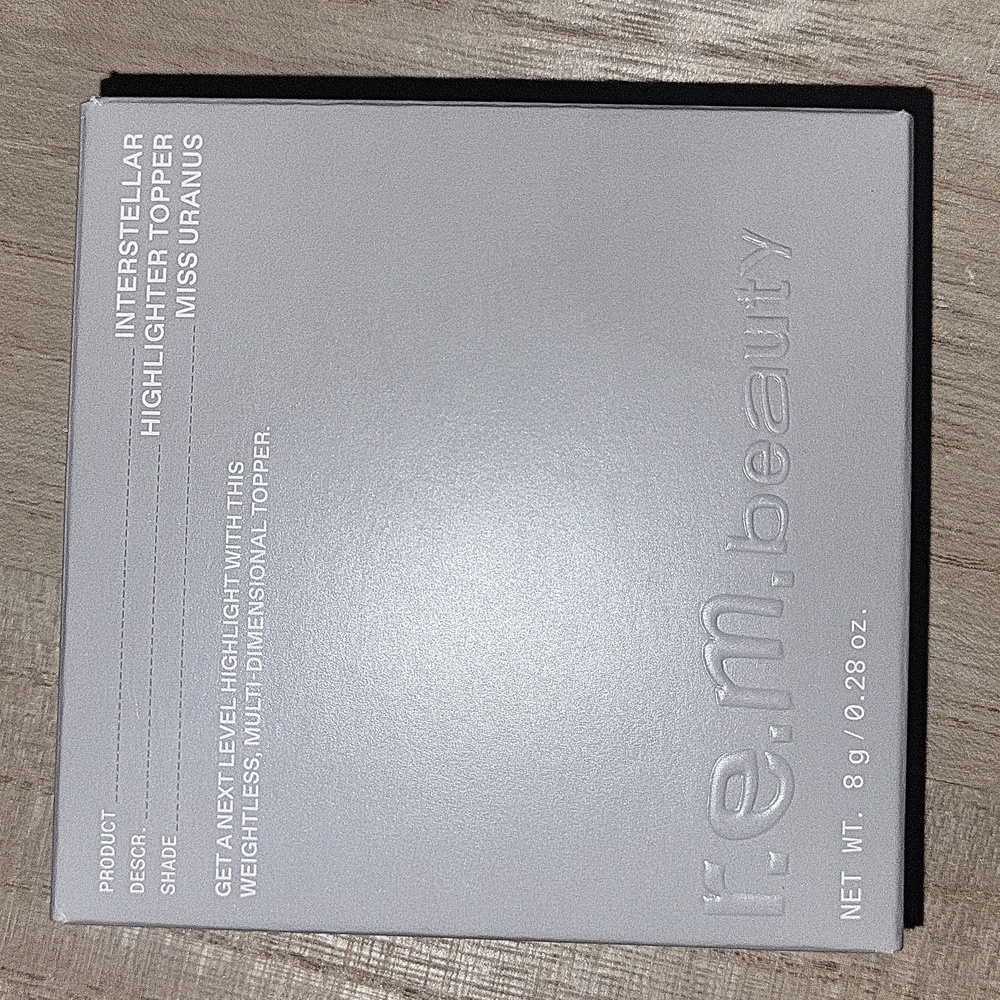 r.e.m. beauty Interstellar Highlighter Topper